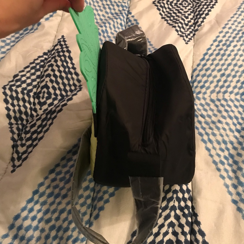 VS PINK Pineapple Cooler 🍍 - Picture 3 of 4